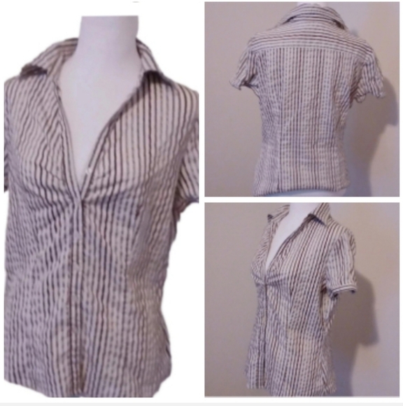 💙🌺Striped, button down top - Picture 1 of 9